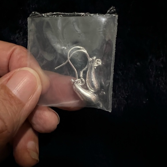 𝅺****Donated*** tone dangling earrings - Picture 3 of 3